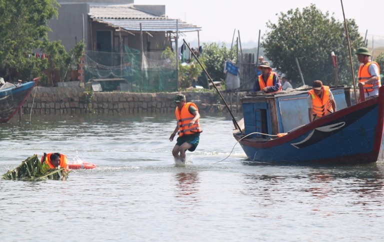 Thực hành cứu người dân bị lũ cuốn trôi