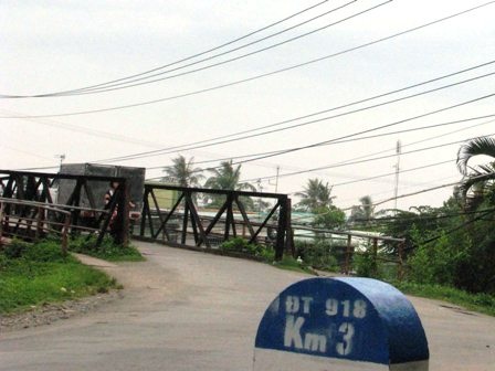 Phớt lờ lệnh cấm xe ôtô qua cầu Rạch Cam - 2 Phớt lờ lệnh cấm xe ôtô qua cầu Rạch Cam - 2