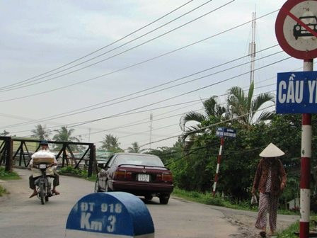 Phớt lờ lệnh cấm xe ôtô qua cầu Rạch Cam - 1 Phớt lờ lệnh cấm xe ôtô qua cầu Rạch Cam - 1