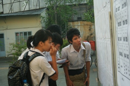 Thí sinh bước vào buổi thi đầu tiên - 1