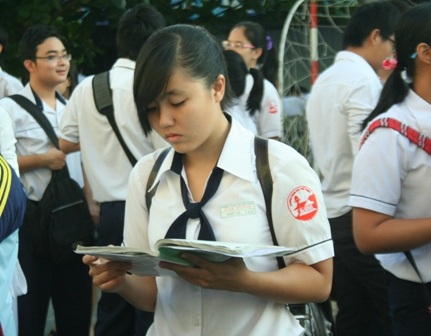 Thí sinh bước vào buổi thi đầu tiên - 2