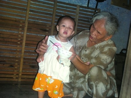 Quà bạn đọc đến với bé 13 tháng tuổi bị ung thư mắt - 1