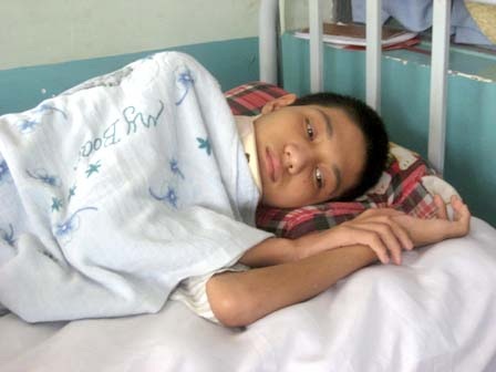 Vòng tay bạn đọc nâng đỡ Hoài Thanh trở lại bệnh viện điều trị - 1