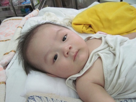 Cha bỏ đi, mẹ một mình chăm con thơ bại liệt - 1 Cha bỏ đi, mẹ một mình chăm con thơ bại liệt - 1