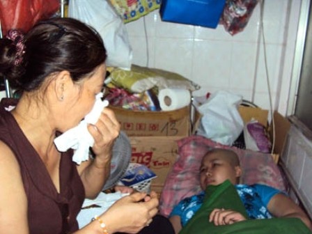 Bi đát hoàn cảnh hai cha con hai bệnh viện song song - 2 Bi đát hoàn cảnh hai cha con hai bệnh viện song song - 2