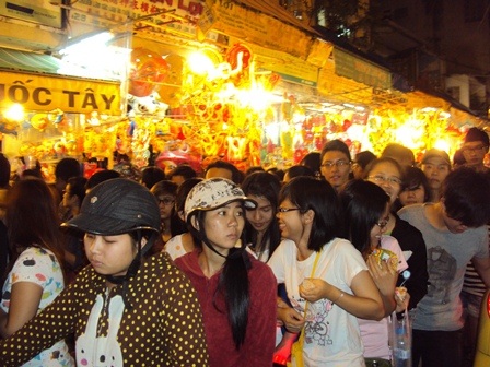 Nhộn nhịp phố đèn lồng đêm Trung thu - 1