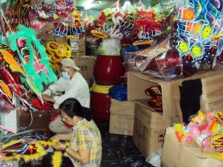 Phố đèn lồng truyền thống: Vẫn cần mẫn “tô sắc” đêm Trung Thu - 1