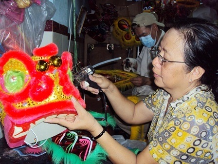 Phố đèn lồng truyền thống: Vẫn cần mẫn “tô sắc” đêm Trung Thu - 2