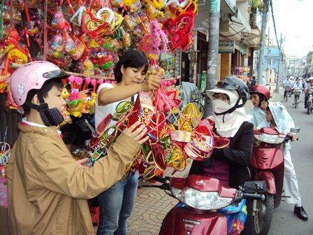 Phố đèn lồng truyền thống: Vẫn cần mẫn “tô sắc” đêm Trung Thu - 3