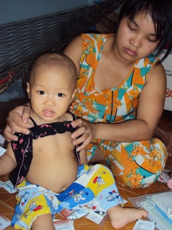 Tấm lòng người mẹ bán vé số dạo có con mắc bệnh thiếu máu - 1