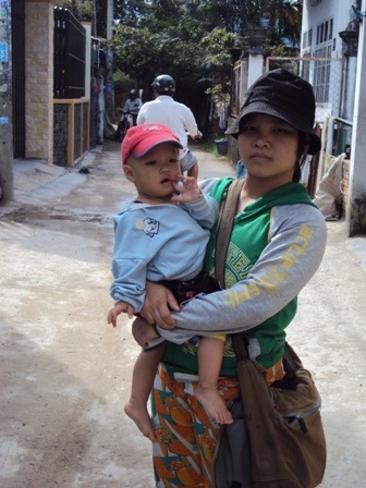 Tấm lòng người mẹ bán vé số dạo có con mắc bệnh thiếu máu - 2