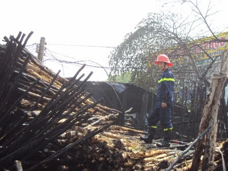 Cháy lớn tại xưởng chứa cự tràm - 1