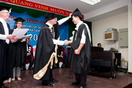 20 tân Cử nhân Khoa học Dịch vụ đầu tiên tốt nghiệp - 2 20 tân Cử nhân Khoa học Dịch vụ đầu tiên tốt nghiệp - 2