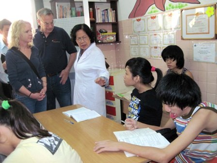 Nghị sĩ Hoa Kỳ thăm nạn nhân chất độc da cam tại Làng Hòa Bình  - 2