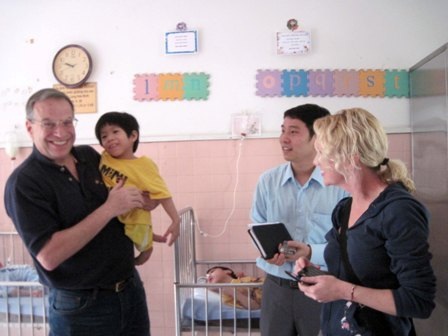 Nghị sĩ Hoa Kỳ thăm nạn nhân chất độc da cam tại Làng Hòa Bình  - 3