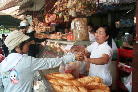 Hàng truyền thống Giáng sinh: Giá cao sức mua chậm - 2