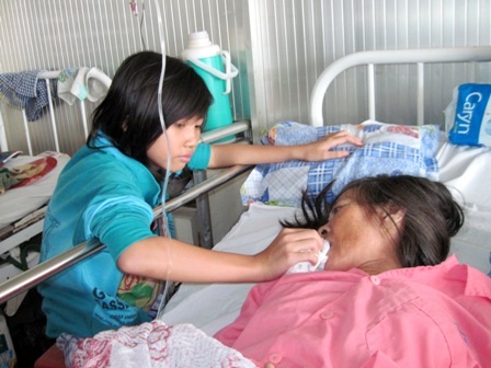 Mẹ bệnh, em thơ trên vai bé gái học lớp 6 - 1