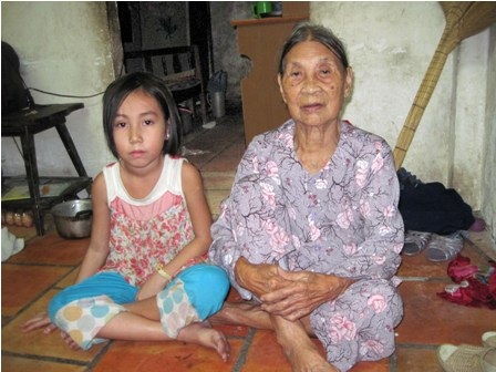 Mẹ bệnh, em thơ trên vai bé gái học lớp 6 - 2