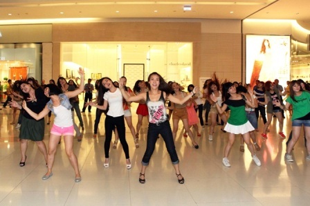 Màn Flashmob độc đáo với mái tóc tung bồng