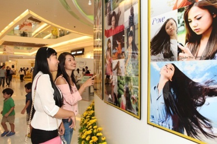 Màn Flashmob độc đáo với mái tóc tung bồng