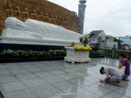 Bái lạy tượng Phật nằm ở tu viện Quảng Đức