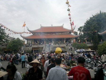 Từ sáng sớm, từng dòng người đã đổ về chùa Vĩnh Nghiêm (quận 3)