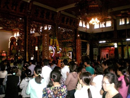 Bé cũng theo mẹ lên chùa để học bài học vỡ lòng về đạo hiếu