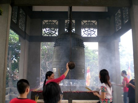 Nhờ tiếng chuông chùa đem lời cầu nguyện tới đấng cao xanh