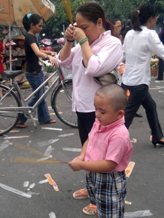 Bé cũng theo mẹ lên chùa để học bài học vỡ lòng về đạo hiếu