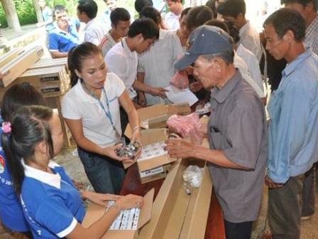 Nhiều người dân huyện Tân Sơn đã mang đèn dây tóc đến đổi lấy đèn compact tiết kiệm điện