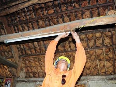 Nhân viên Công ty Điện lực Phú Thọ giúp người dân lắp đặt bóng đèn