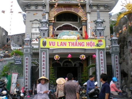 Chùa Phước Viên ở ngã tư Hàng Xanh (quận Bình Thạnh) cũng tấp tập từ sớm