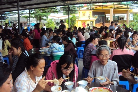 Lễ xong, mọi người cùng nhau dùng bữa cơm chay tại chùa (chùa Thanh Long, quận 9).