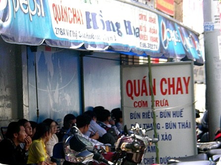 Dù là quán vỉa hè hay cửa tiệm đều đông nghịt khách