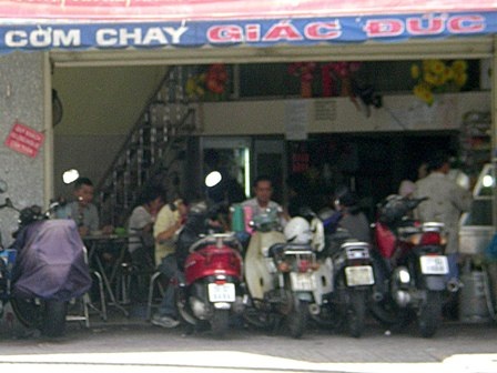 Dù là quán vỉa hè hay cửa tiệm đều đông nghịt khách