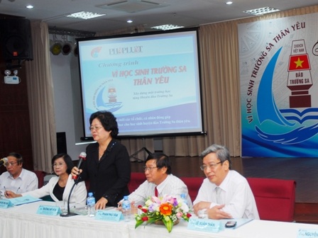 Phát động chương trình “Vì học sinh Trường Sa thân yêu” - 1 Bà Trương Mỹ Hoa phát biểu tại buổi lễ phát động - Ảnh: Trí Dũng