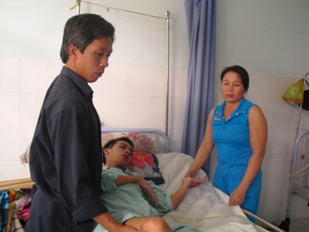 Thấy con nó đau đớn, trăn trở suốt đêm, lòng cha mẹ như ai xát muối