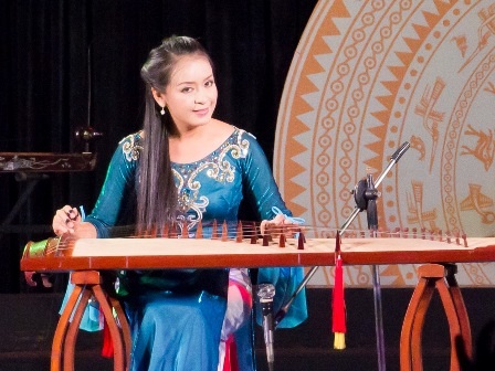 Hội ngộ đàn tranh lần 3 - 1 Nghệ sĩ Hải Phượng biểu diễn tại buổi Hội ngộ đàn tranh lần 2-2011