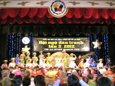 Màn biểu diễn 3 thế hệ đàn tranh của CLB Tiếng Hát Quê Hương