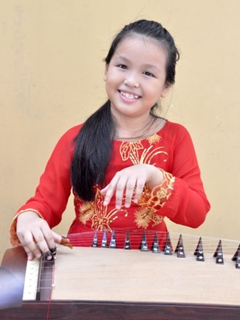 Bé Hải Minh, 8 tuổi, mơ ước sau này trở thành nghệ sĩ đàn tranh