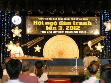 Màn biểu diễn 3 thế hệ đàn tranh của CLB Tiếng Hát Quê Hương