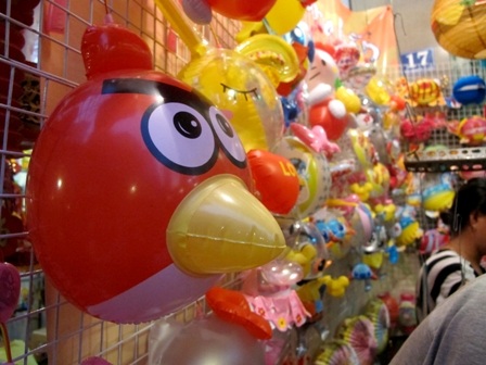 Chú chim Angry Bird nổi tiếng từ trong game bước ra phố lồng đèn