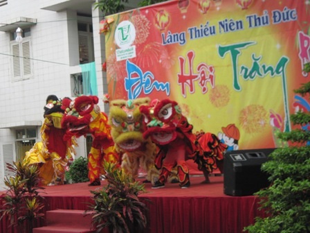 Tiết mục “Chicken dance” do các bé tại Làng biểu diễn nhận nhiều tràng pháo tay cổ vũ