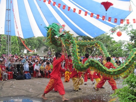 Tiết mục “Chicken dance” do các bé tại Làng biểu diễn nhận nhiều tràng pháo tay cổ vũ