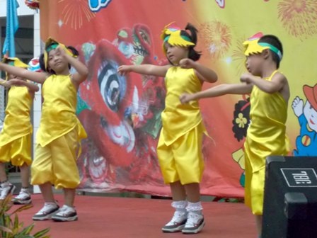 Tiết mục “Chicken dance” do các bé tại Làng biểu diễn nhận nhiều tràng pháo tay cổ vũ