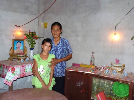 Mẹ qua đời vì ung thư, bé Phương và anh trai sống nhờ vào ông bà ngoại 