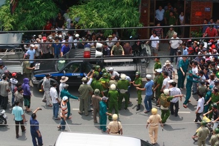 Cảnh sát phong tỏa khách sạn, truy bắt một số đối tượng