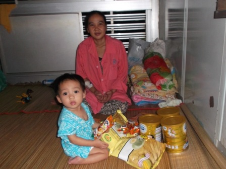 Vợ chồng anh Huân – chị Thủy vui mừng vì món quà bất ngờ của Dân trí