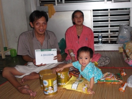 Vợ chồng anh Huân – chị Thủy vui mừng vì món quà bất ngờ của Dân trí