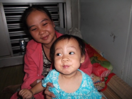 Vợ chồng anh Huân – chị Thủy vui mừng vì món quà bất ngờ của Dân trí